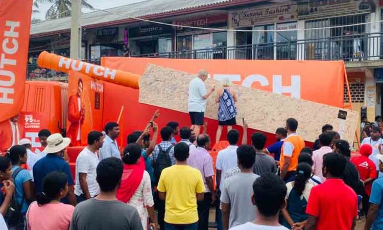 From Stadiums to Streets : HUTCH Engages Cricket Fans Island-Wide to sign on Sri Lanka’s Largest Cricket Bat